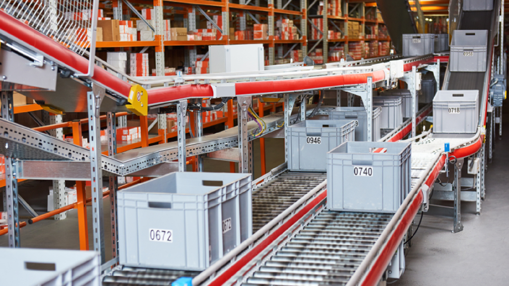 Pursuing cost reduction and efficiency with high-performance solutions for automotive parts logistics.