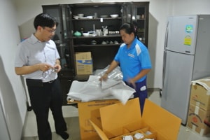日本人スタッフとベテラン作業スタッフによる梱包作業